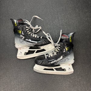 Bauer Vapor Hyperlite 2 Hockey Skates Size 5 (Used)