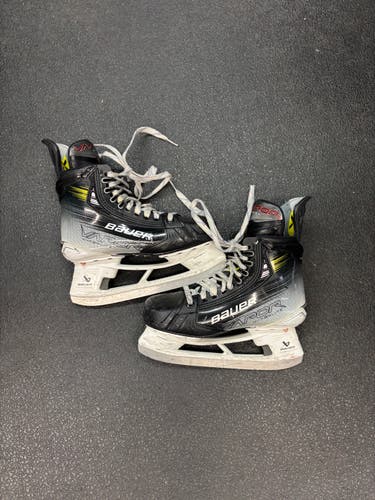 Bauer Vapor Hyperlite 2 Hockey Skates Size 5 (Used)