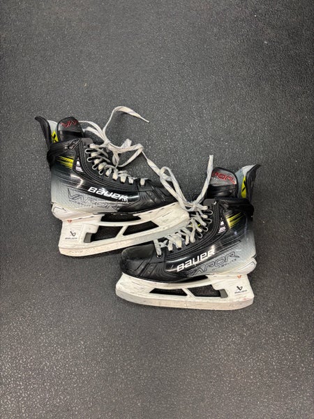 Bauer Vapor Hyperlite 2 Hockey Skates Size 5 (Used)