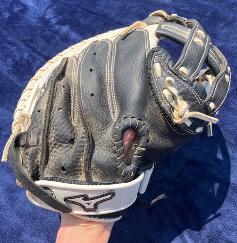 White Mizuno Supreme RH Catcher's Softball Glove 33" (Used)