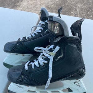 Senior Bauer Supreme Mach Hockey Skates Regular Width Pro Stock 9 (Used)