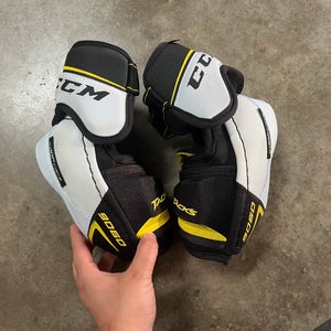 Used Junior Large CCM Tacks 9060 Elbow Pads