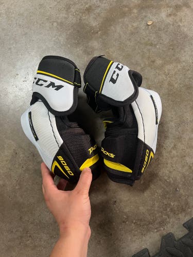 Used Junior Large CCM Tacks 9060 Elbow Pads