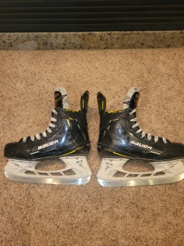 2023 Bauer Supreme M4 Hockey Skates Size 4.5 (Used)