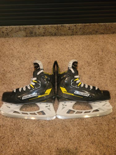 2023 Bauer Supreme M4 Hockey Skates Regular Width Size 3.5 (Used)