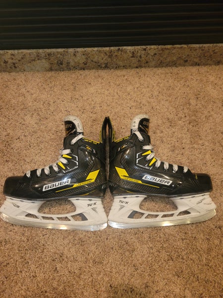 2023 Bauer Supreme M4 Hockey Skates Regular Width Size 3.5 (Used)
