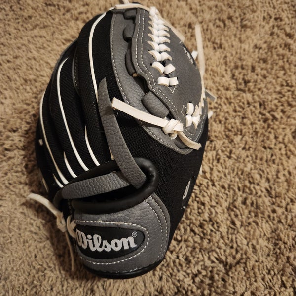 Wilson RH T-ball Baseball Baseball Glove 10.5" Nice first Glove. Let's go T-Ball