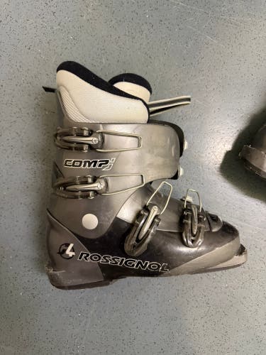 Mondo 23 & 23.5 Kid's Rossignol comp j4 Ski Boots (Used)