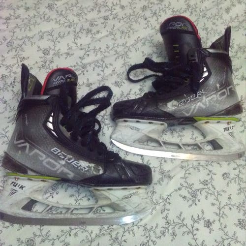Bauer Vapor Hyperlite Hockey Skates Regular Width 8 (Used)