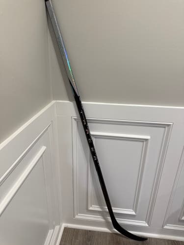 Senior Bauer Right Hand P28 77 Flex (New) Nexus Tracer Hockey Stick