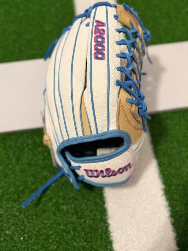 2025 Wilson A2000 RH Outfield Softball Glove 12.5" (New)