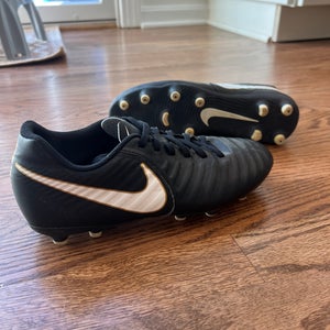 Black Unisex Size M 6.5 (W 7.5) Nike Tiempo Legend 7 Molded Cleats Cleats (Used)