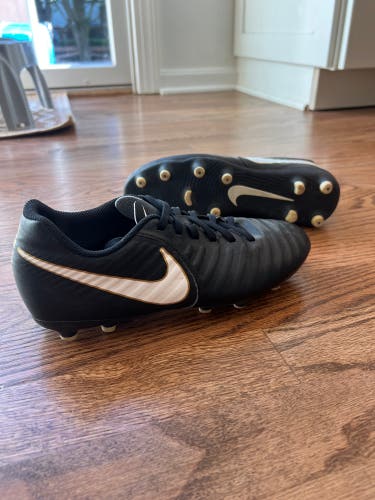 Black Unisex Size M 6.5 (W 7.5) Nike Tiempo Legend 7 Molded Cleats Cleats (Used)