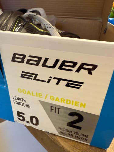 Bauer Elite Goalie Hockey Skates Regular Width Size 5 (Used)
