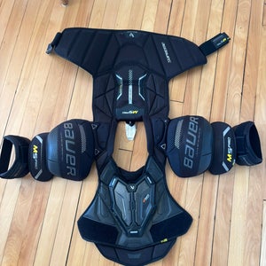 Men's Medium Senior Bauer Supreme M5 Pro Shoulder Pads (Used)