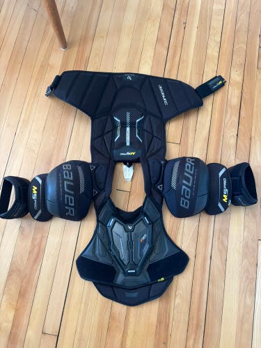 Men's Medium Senior Bauer Supreme M5 Pro Shoulder Pads (Used)