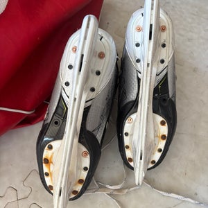 2024 Bauer Vapor Hyperlite 2 Hockey Skates Wide Width 7.5 (Used)