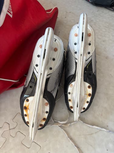 2024 Bauer Vapor Hyperlite 2 Hockey Skates Wide Width 7.5 (Used)