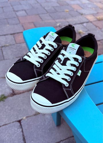 Men's Cariuma OCA Low Black Canvas Retro Style Sneakers US Size 10 - Barely Worn