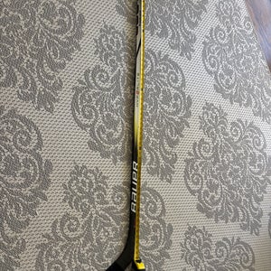 Intermediate Bauer Vapor Hyperlite 2 Right Handed Hockey Stick P28 (Used)