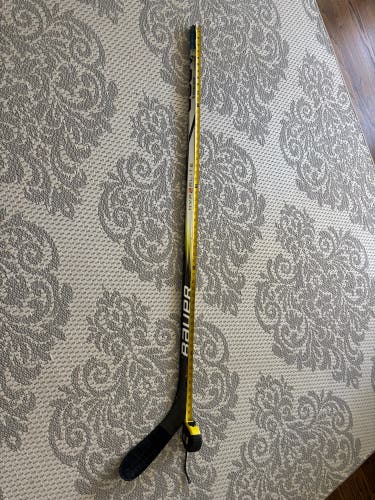 Intermediate Bauer Vapor Hyperlite 2 Right Handed Hockey Stick P28 (Used)