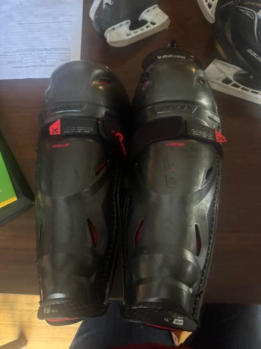 Intermediate Bauer Vapor 14" Shin Pads (Used)