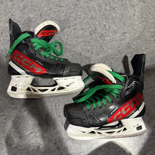Intermediate CCM JetSpeed FT670 Hockey Skates | Size 4