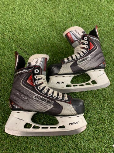 Junior CCM Hockey Skates Regular Width Size 2 (Used)