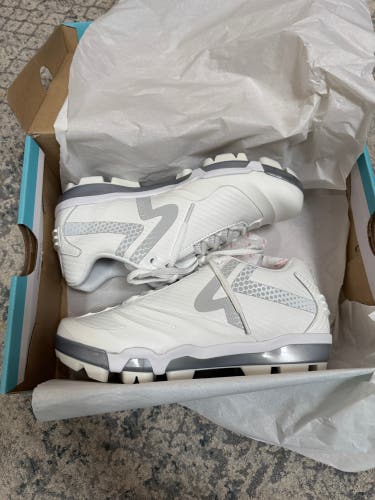 White Women's Size M 7.5 (W 8.5) Ringor Mid Top Molded Cleats (New)