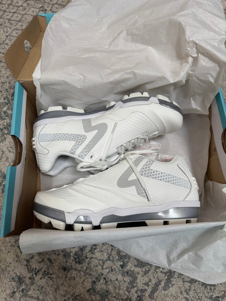 White Women's Size M 7.5 (W 8.5) Ringor Mid Top Molded Cleats (New)