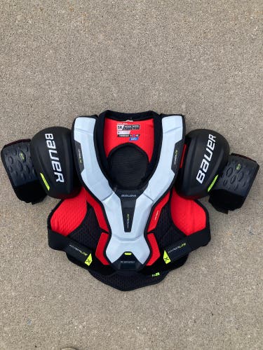 Senior Medium Bauer Vapor Hyperlite Shoulder Pads