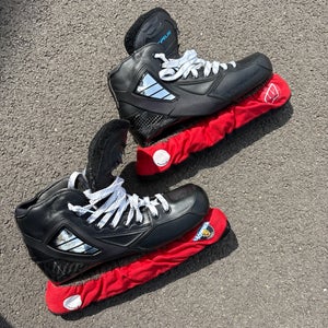 True One Piece Hockey Goalie Skates Regular Width Pro Stock 7.5 (Used)