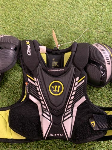 Medium Junior Warrior Alpha DX Pro Shoulder Pads (Used)