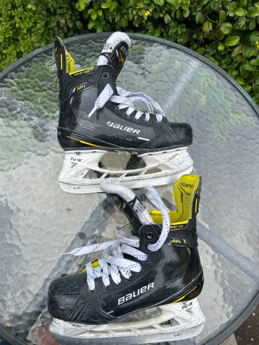 Bauer Supreme M4 Hockey Skates Regular Width Size 4 (Used)