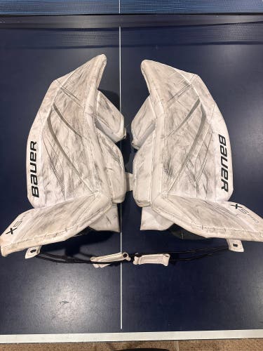 Medium 2024 Bauer Vapor X5 Pro Goalie Leg Pads (Used)