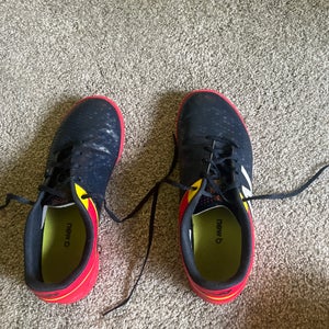 Black Men's 3Y (Big Kids / Youth) New Balance Indoor Cleats (Used)