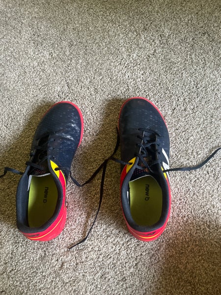 Black Men's 3Y (Big Kids / Youth) New Balance Indoor Cleats (Used)