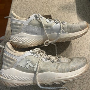 White Men's Size M 10.5 (W 11.5) Adult Under Armour Low Top Turf Cleats (Used)