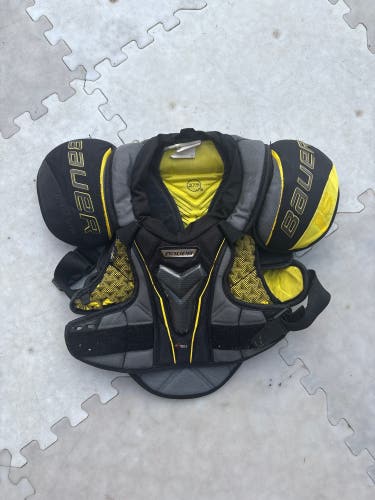 Medium Junior Bauer Supreme 1S Shoulder Pads (Used)