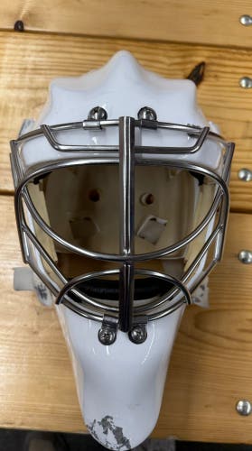 Senior 2023 Medium Vaughn VM Pro Goalie Mask (Used)