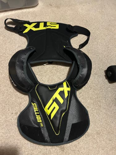 Medium Youth STX Stallion 100 Shoulder Pads (Used)