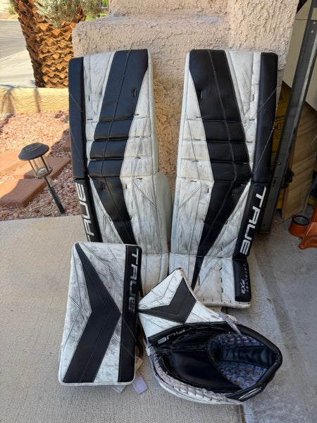 34" 2024 True Catalyst PX3 Regular Goalie Full Set (Used)