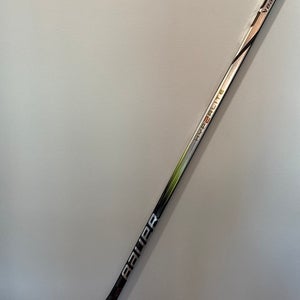 Intermediate Bauer Vapor Hyperlite 2 Right Handed Hockey Stick P92M (Barely Used)