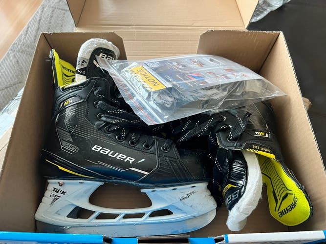 Bauer Supreme M40 intermediate size 4.5 fit 2 hockey skates