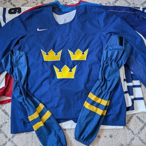 Nike IIHF Sweden practice hockey jersey 62 with Nike Swift socks