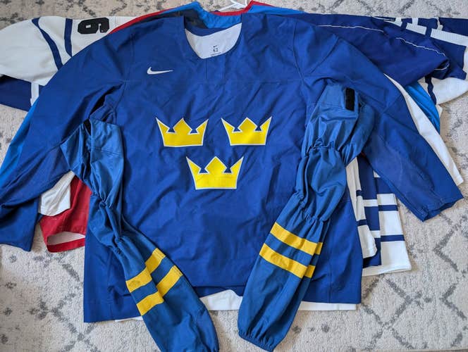 Nike IIHF Sweden practice hockey jersey 62 with Nike Swift socks