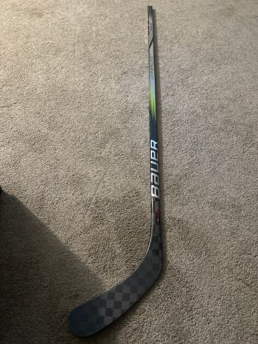 Senior Bauer Vapor Hyperlite 77 flex Right Handed Hockey Stick P92 (New)