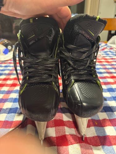 2024 Bauer Elite Hockey Goalie Skates Regular Width Size 3 (Used)