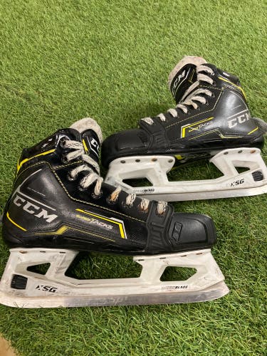 Intermediate CCM Super Tacks 9380 Hockey Goalie Skates Regular Width Size 5.5 (Used)