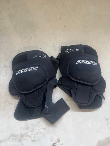 Passau Pro Hockey Goalie Knee Guards/Protectors Senior Small/Medium